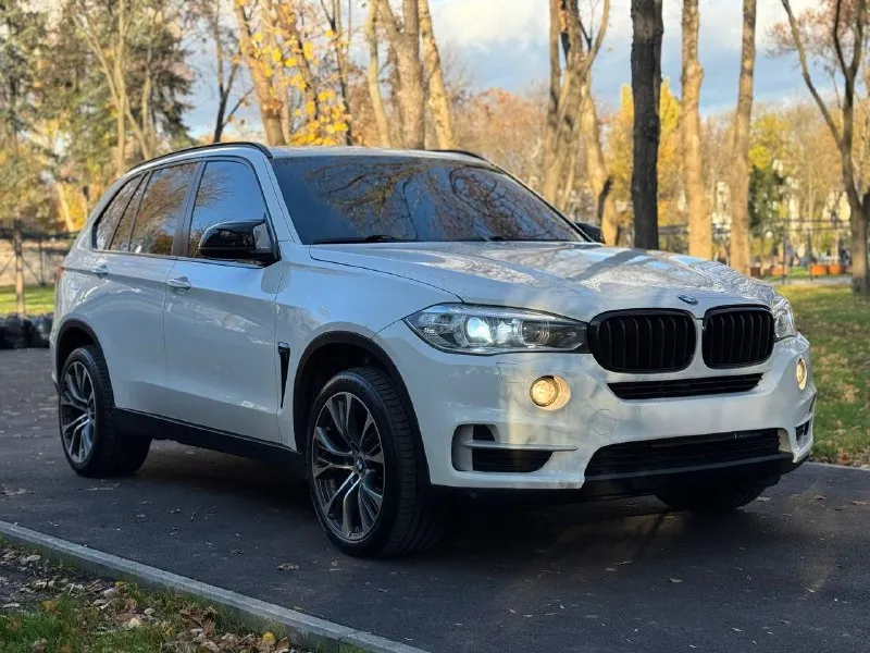 Продам: bmw x5 f15 год выпуска 2016. двигатель 3.0 дизель. коробка автомат. привод полный. пробег 260 000. машина в отличном состоянии, как внешне так и технически вложений никаких не требует! работает идеально, не дымит, масло не расходует! коробка без пинков, рывков и т. д. ходовая часть без посторонних звуков! есть заказ наряды ! ошибок нет ! любые проверки приветствуются! кузов в родном окрасе ! юридически кристально чистая, переоформление без проблем! автомобиль находится в донецке ! цена 3 350 000 руб торг. тел: +7 949-458-29-30. возможен обмен и продажа в кредит ! 📲 tg: дима помазан 📞 звоните: +7(949)4582930 - фотография - 2