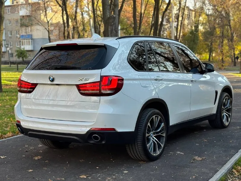 Продам: bmw x5 f15 год выпуска 2016. двигатель 3.0 дизель. коробка автомат. привод полный. пробег 260 000. машина в отличном состоянии, как внешне так и технически вложений никаких не требует! работает идеально, не дымит, масло не расходует! коробка без пинков, рывков и т. д. ходовая часть без посторонних звуков! есть заказ наряды ! ошибок нет ! любые проверки приветствуются! кузов в родном окрасе ! юридически кристально чистая, переоформление без проблем! автомобиль находится в донецке ! цена 3 350 000 руб торг. тел: +7 949-458-29-30. возможен обмен и продажа в кредит ! 📲 tg: дима помазан 📞 звоните: +7(949)4582930 - фотография - 3