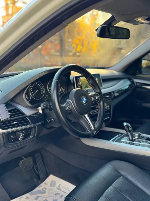Продам: bmw x5 f15 год выпуска 2016. двигатель 3.0 дизель. коробка автомат. привод полный. пробег 260 000. машина в отличном состоянии, как внешне так и технически вложений никаких не требует! работает идеально, не дымит, масло не расходует! коробка без пинков, рывков и т. д. ходовая часть без посторонних звуков! есть заказ наряды ! ошибок нет ! любые проверки приветствуются! кузов в родном окрасе ! юридически кристально чистая, переоформление без проблем! автомобиль находится в донецке ! цена 3 350 000 руб торг. тел: +7 949-458-29-30. возможен обмен и продажа в кредит ! 📲 tg: дима помазан 📞 звоните: +7(949)4582930 - фотография - 6