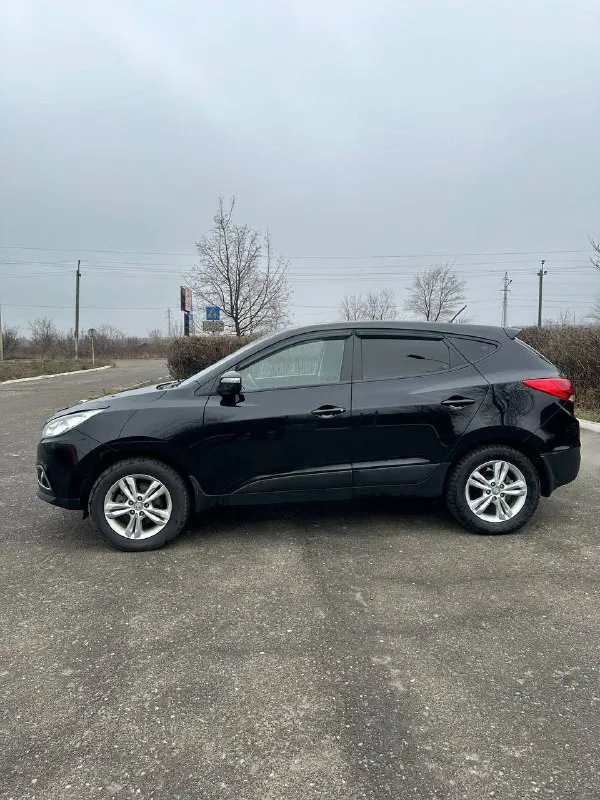 🏎 hyundai ix 35 📆 год выпуска: 2012 ⚙️ : 2.0 бензин 🕹 тип кпп: автомат 🛞 пробег: 137 тыс. км. 🖌 описание: ✅ , коробка в отличном состоянии ✅ тех. часть 🔥 ✅кузов в керамике! весь в родном окрасе! без дтп! салон состояние нового авто! зеленая автотека! комплектация: климат-контроль, 4 стеклоподъемника, мультируль, подогрев всех сидений, датчик света, датчик дождя, электрозеркала! 2 ключа! автомобиль по технической части полностью исправен, все работает в штатном режиме ! полностью обслужен! сел и поехал! любые проверки! алчевск! 💸 цена - 1.350 млн 💸 добрым покупателям торг 🥳 📲 +7 (959) 597-04-50 📞 звоните: +7(959)5970450 - фотография - 2