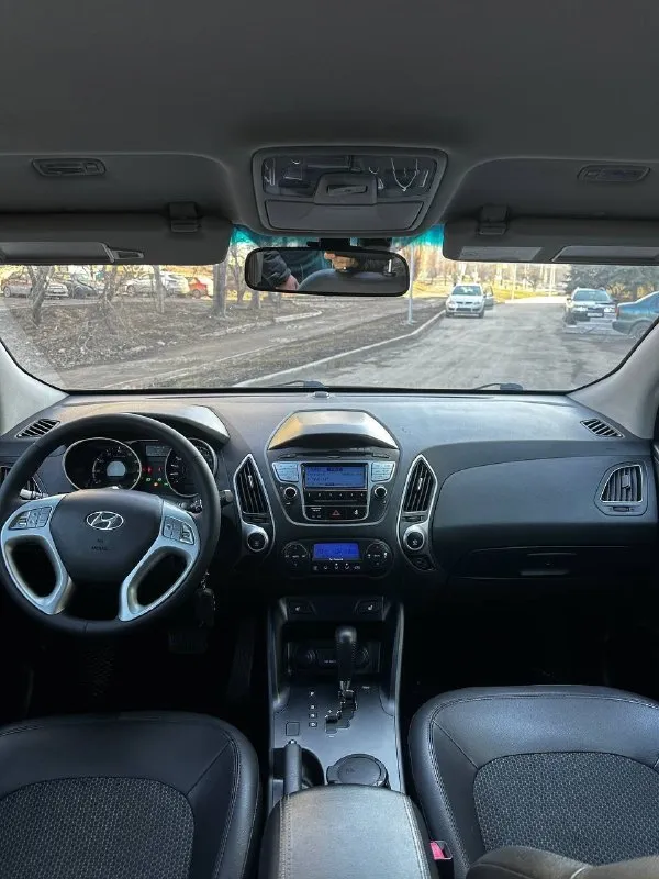 🏎 hyundai ix 35 📆 год выпуска: 2012 ⚙️ : 2.0 бензин 🕹 тип кпп: автомат 🛞 пробег: 137 тыс. км. 🖌 описание: ✅ , коробка в отличном состоянии ✅ тех. часть 🔥 ✅кузов в керамике! весь в родном окрасе! без дтп! салон состояние нового авто! зеленая автотека! комплектация: климат-контроль, 4 стеклоподъемника, мультируль, подогрев всех сидений, датчик света, датчик дождя, электрозеркала! 2 ключа! автомобиль по технической части полностью исправен, все работает в штатном режиме ! полностью обслужен! сел и поехал! любые проверки! алчевск! 💸 цена - 1.350 млн 💸 добрым покупателям торг 🥳 📲 +7 (959) 597-04-50 📞 звоните: +7(959)5970450 - фотография - 7