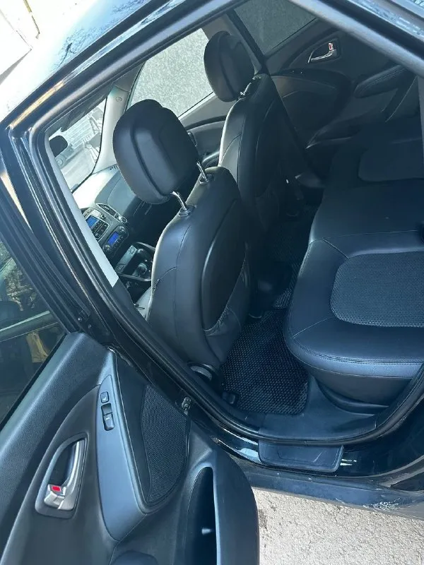 🏎 hyundai ix 35 📆 год выпуска: 2012 ⚙️ : 2.0 бензин 🕹 тип кпп: автомат 🛞 пробег: 137 тыс. км. 🖌 описание: ✅ , коробка в отличном состоянии ✅ тех. часть 🔥 ✅кузов в керамике! весь в родном окрасе! без дтп! салон состояние нового авто! зеленая автотека! комплектация: климат-контроль, 4 стеклоподъемника, мультируль, подогрев всех сидений, датчик света, датчик дождя, электрозеркала! 2 ключа! автомобиль по технической части полностью исправен, все работает в штатном режиме ! полностью обслужен! сел и поехал! любые проверки! алчевск! 💸 цена - 1.350 млн 💸 добрым покупателям торг 🥳 📲 +7 (959) 597-04-50 📞 звоните: +7(959)5970450 - фотография - 8