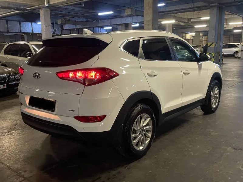 Очень срочная продажа цена снижена 🎁 в продаже крассовер комфортный удобный hyundai tucson рейсталинг lux max эксплуатация с 2018 года двигатель 2.0 бензин коробка автоматическая пробег родной 145 тыс км. автомобиль в идеальном состоянии супер !!! в ближайшем времени не требует вложений !!! кузов весь в заводском окрасе в оригинале !!! стёкла все оригинальные включая лобовое !!! пред максимальная комплектация, бесключевой доступ start-stop ухоженный кожаный салон, датчики света, и дождя, подогревы всех сидений, подогрев зеркал и стекл, подогрев руля мульти руль, полный электропакет, большая мультимедиа, блютус громкая связь, новые летние шины, два пульта два ключа, и очень многое другое ! с документами полный порядок, могу присутствовать в мрэо для, полного переоформления, автотека полностью зелень 🌿 г. донецк осмотр договоренности. ‼️цена 2200:000 тыс. руб ‼️ таких авто единицы достойный цена снижена иза срочности звоните по телефону +79493969855 📲 - фотография - 6