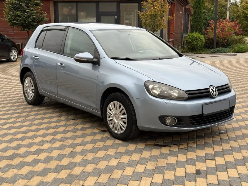 Volkswagen golf 6 🟢год: 2010 🟢пробег: 174 000 км. родной 100% 🟢двигатель: бензин, 1.4т 🟢коробка: робот 7ст. 🟢стоимость: 800.000💰 торг👌🏻 комплектация: двух-зонный климат контроль, сенсорная мультимедиа, с блютуз, камера заднего вида, задние патронники, подогрев сидений, обогрев боковых зеркал, автоматический 4 стеклоподъемника, сигнализация starlink (удаленный запуск, запуск двигателя по времени, температуре и тд, турбо таймер), два ключа, сервисная книжка (отметки о прохождения то), хорошая летняя резина, противотуманнки (светят при повороте руля). ✅коробка обслужена, мехатроники, сцепление, вилки, менялись (нареканий нет), переключает быстро, не пинает. ✅двигатель работает как часики, масло не ест, менялось по регламенту. бензин 95 с присадками - 100 заливал. ходовая отрабатывает как надо, ничего не стучит, не скрипит. территориально авто находится в горловке, более подробно звоните или пишите, на все вопросы отвечу, автотеку вышлю! +79017891232 +79257308859 - фотография - 5
