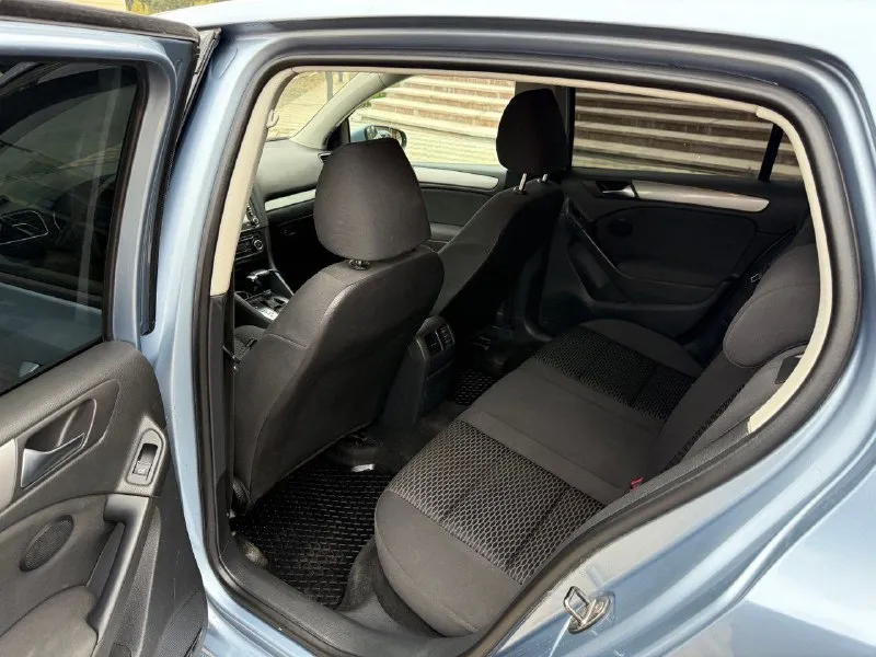 Volkswagen golf 6 🟢год: 2010 🟢пробег: 174 000 км. родной 100% 🟢двигатель: бензин, 1.4т 🟢коробка: робот 7ст. 🟢стоимость: 800.000💰 торг👌🏻 комплектация: двух-зонный климат контроль, сенсорная мультимедиа, с блютуз, камера заднего вида, задние патронники, подогрев сидений, обогрев боковых зеркал, автоматический 4 стеклоподъемника, сигнализация starlink (удаленный запуск, запуск двигателя по времени, температуре и тд, турбо таймер), два ключа, сервисная книжка (отметки о прохождения то), хорошая летняя резина, противотуманнки (светят при повороте руля). ✅коробка обслужена, мехатроники, сцепление, вилки, менялись (нареканий нет), переключает быстро, не пинает. ✅двигатель работает как часики, масло не ест, менялось по регламенту. бензин 95 с присадками - 100 заливал. ходовая отрабатывает как надо, ничего не стучит, не скрипит. территориально авто находится в горловке, более подробно звоните или пишите, на все вопросы отвечу, автотеку вышлю! +79017891232 +79257308859 - фотография - 8