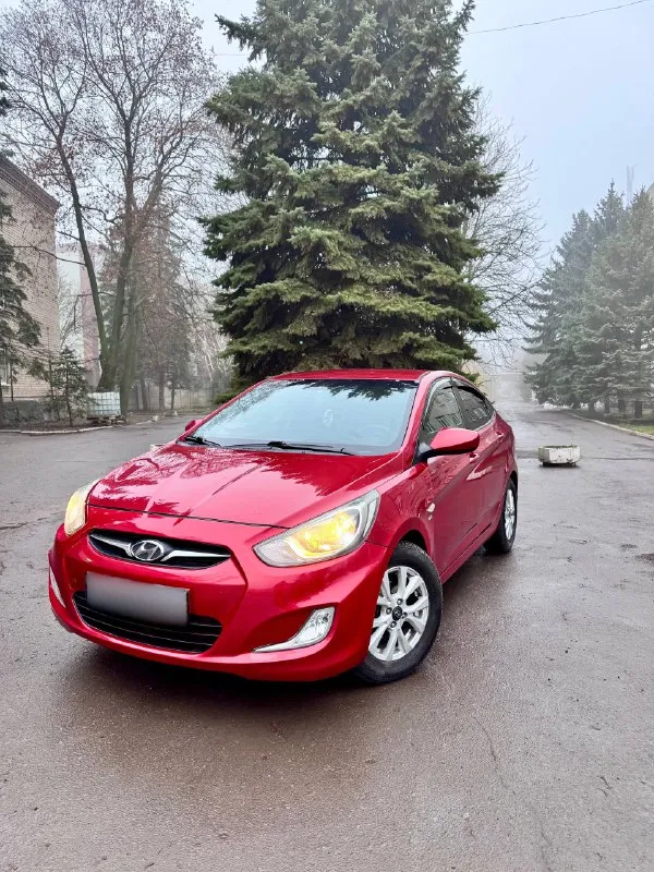 Hyundai solaris 2011 г. , 1.6 — максимальная комплектация, родной пробег 180 000 км, без дтп, без вложений! продаю любимый и полностью обслуженный hyundai solaris в самой полной комплектации. автомобиль 2011 года с надежным и экономичным мотором 1.6 — отличный вариант как для города, так и для дальних поездок. ✔ родной пробег — 180 000 км ✔ полностью “зелёная” автотека — прозрачная история от а до я ✔ без дтп, ✔ технически идеален — вложений не требует ✔ не использовался в такси ✔ максимальная комплектация (климат-контроль, подогревы, безопасность, мультимедиа — всё, что нужно для комфортной езды) автомобиль находится в отличном состоянии: ходовая плотная, мотор работает ровно, коробка переключает плавно. салон ухоженный, без затёртостей и посторонних запахов. машина действительно обслуживалась вовремя и с вниманием. цена: 920 000 ₽ отличный вариант для тех, кто ищет надежный, честный и полностью готовый к эксплуатации автомобиль. +7 (949) 126-72-83 звоните —с удовольстви 📞 звоните: +7(949)1267283 - фотография - 2