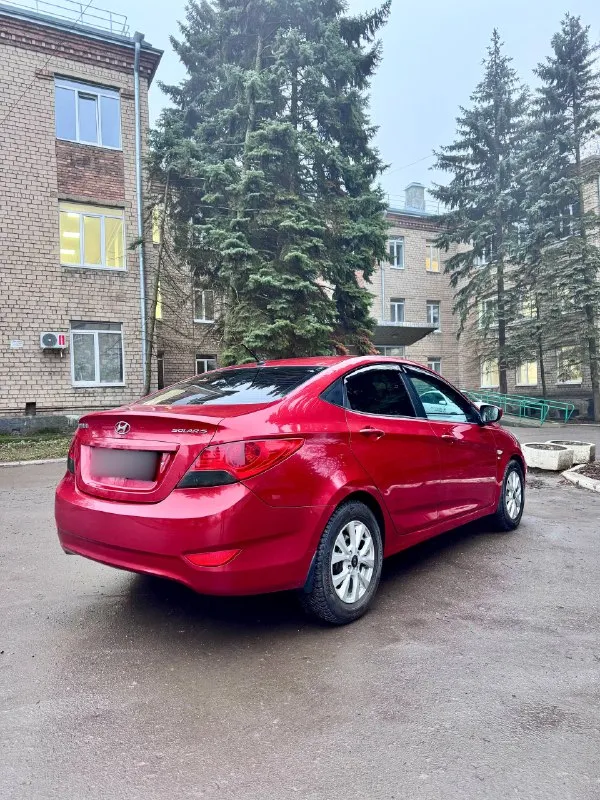 Hyundai solaris 2011 г. , 1.6 — максимальная комплектация, родной пробег 180 000 км, без дтп, без вложений! продаю любимый и полностью обслуженный hyundai solaris в самой полной комплектации. автомобиль 2011 года с надежным и экономичным мотором 1.6 — отличный вариант как для города, так и для дальних поездок. ✔ родной пробег — 180 000 км ✔ полностью “зелёная” автотека — прозрачная история от а до я ✔ без дтп, ✔ технически идеален — вложений не требует ✔ не использовался в такси ✔ максимальная комплектация (климат-контроль, подогревы, безопасность, мультимедиа — всё, что нужно для комфортной езды) автомобиль находится в отличном состоянии: ходовая плотная, мотор работает ровно, коробка переключает плавно. салон ухоженный, без затёртостей и посторонних запахов. машина действительно обслуживалась вовремя и с вниманием. цена: 920 000 ₽ отличный вариант для тех, кто ищет надежный, честный и полностью готовый к эксплуатации автомобиль. +7 (949) 126-72-83 звоните —с удовольстви 📞 звоните: +7(949)1267283 - фотография - 4