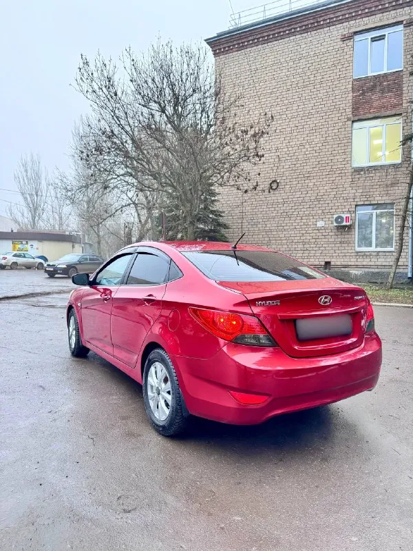 Hyundai solaris 2011 г. , 1.6 — максимальная комплектация, родной пробег 180 000 км, без дтп, без вложений! продаю любимый и полностью обслуженный hyundai solaris в самой полной комплектации. автомобиль 2011 года с надежным и экономичным мотором 1.6 — отличный вариант как для города, так и для дальних поездок. ✔ родной пробег — 180 000 км ✔ полностью “зелёная” автотека — прозрачная история от а до я ✔ без дтп, ✔ технически идеален — вложений не требует ✔ не использовался в такси ✔ максимальная комплектация (климат-контроль, подогревы, безопасность, мультимедиа — всё, что нужно для комфортной езды) автомобиль находится в отличном состоянии: ходовая плотная, мотор работает ровно, коробка переключает плавно. салон ухоженный, без затёртостей и посторонних запахов. машина действительно обслуживалась вовремя и с вниманием. цена: 920 000 ₽ отличный вариант для тех, кто ищет надежный, честный и полностью готовый к эксплуатации автомобиль. +7 (949) 126-72-83 звоните —с удовольстви 📞 звоните: +7(949)1267283 - фотография - 5