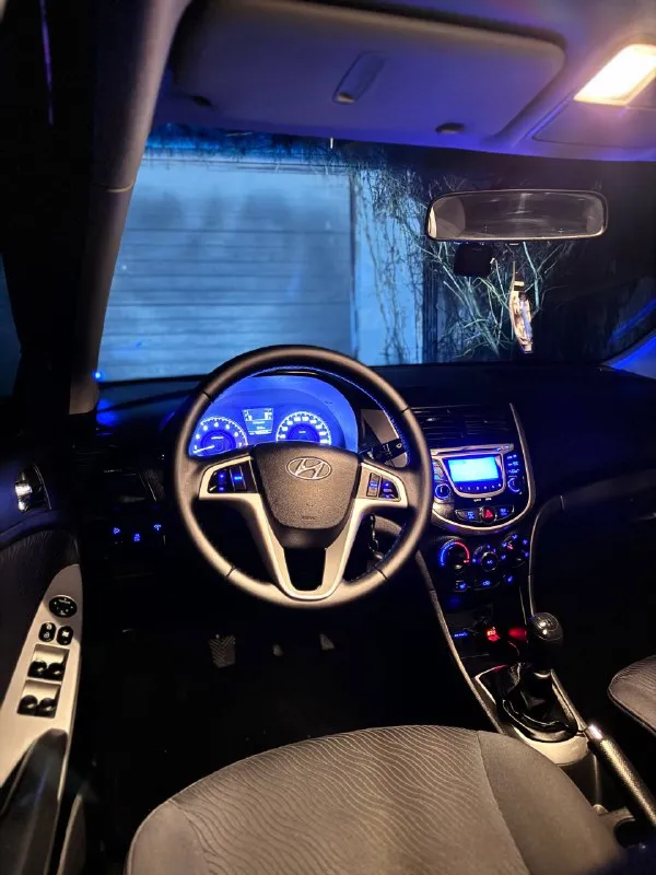 Hyundai solaris 2011 г. , 1.6 — максимальная комплектация, родной пробег 180 000 км, без дтп, без вложений! продаю любимый и полностью обслуженный hyundai solaris в самой полной комплектации. автомобиль 2011 года с надежным и экономичным мотором 1.6 — отличный вариант как для города, так и для дальних поездок. ✔ родной пробег — 180 000 км ✔ полностью “зелёная” автотека — прозрачная история от а до я ✔ без дтп, ✔ технически идеален — вложений не требует ✔ не использовался в такси ✔ максимальная комплектация (климат-контроль, подогревы, безопасность, мультимедиа — всё, что нужно для комфортной езды) автомобиль находится в отличном состоянии: ходовая плотная, мотор работает ровно, коробка переключает плавно. салон ухоженный, без затёртостей и посторонних запахов. машина действительно обслуживалась вовремя и с вниманием. цена: 920 000 ₽ отличный вариант для тех, кто ищет надежный, честный и полностью готовый к эксплуатации автомобиль. +7 (949) 126-72-83 звоните —с удовольстви 📞 звоните: +7(949)1267283 - фотография - 6