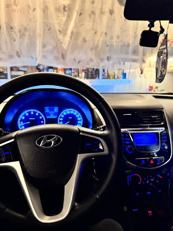 Hyundai solaris 2011 г. , 1.6 — максимальная комплектация, родной пробег 180 000 км, без дтп, без вложений! продаю любимый и полностью обслуженный hyundai solaris в самой полной комплектации. автомобиль 2011 года с надежным и экономичным мотором 1.6 — отличный вариант как для города, так и для дальних поездок. ✔ родной пробег — 180 000 км ✔ полностью “зелёная” автотека — прозрачная история от а до я ✔ без дтп, ✔ технически идеален — вложений не требует ✔ не использовался в такси ✔ максимальная комплектация (климат-контроль, подогревы, безопасность, мультимедиа — всё, что нужно для комфортной езды) автомобиль находится в отличном состоянии: ходовая плотная, мотор работает ровно, коробка переключает плавно. салон ухоженный, без затёртостей и посторонних запахов. машина действительно обслуживалась вовремя и с вниманием. цена: 920 000 ₽ отличный вариант для тех, кто ищет надежный, честный и полностью готовый к эксплуатации автомобиль. +7 (949) 126-72-83 звоните —с удовольстви 📞 звоните: +7(949)1267283 - фотография - 7