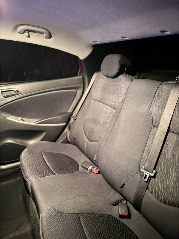 Hyundai solaris 2011 г. , 1.6 — максимальная комплектация, родной пробег 180 000 км, без дтп, без вложений! продаю любимый и полностью обслуженный hyundai solaris в самой полной комплектации. автомобиль 2011 года с надежным и экономичным мотором 1.6 — отличный вариант как для города, так и для дальних поездок. ✔ родной пробег — 180 000 км ✔ полностью “зелёная” автотека — прозрачная история от а до я ✔ без дтп, ✔ технически идеален — вложений не требует ✔ не использовался в такси ✔ максимальная комплектация (климат-контроль, подогревы, безопасность, мультимедиа — всё, что нужно для комфортной езды) автомобиль находится в отличном состоянии: ходовая плотная, мотор работает ровно, коробка переключает плавно. салон ухоженный, без затёртостей и посторонних запахов. машина действительно обслуживалась вовремя и с вниманием. цена: 920 000 ₽ отличный вариант для тех, кто ищет надежный, честный и полностью готовый к эксплуатации автомобиль. +7 (949) 126-72-83 звоните —с удовольстви 📞 звоните: +7(949)1267283 - фотография - 8