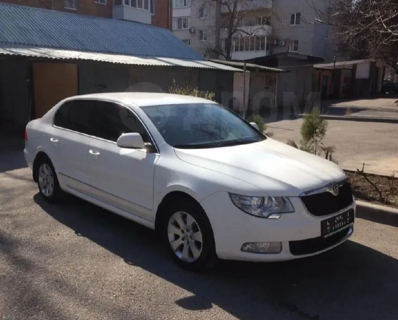 Продаю роскошный седан бизнес- класса skoda superb с пробегом 122 000 км. шестиступенчатая акпп идеальное техническое состояние, гаражное хранение, чистый и уютный салон, ощущение нового авто ! в автомобиле не курили. новая акб, два комплекта колес. комплектация: - магнитола bolero с цветным жк дисплеем, мощная акустическая система, качественное звучание; - esp, включая abs+msr+asr+eds и hba + система контроля подъема в гору; - бортовой компьютер maxidot; - climatronic - двухзонный климат- контроль; - малый кожаный пакет; - наружные зеркала с обогревом и электроскладыванием; - система light assistant; - автоматически затемняющиеся боковые зеркала и зеркало заднего вида; - биксеноновые адаптивные фары afs с омывателями фар высокого давления; - многофункциональное 4- спицевое кожаное рулевое колесо с управлением радио; - задний парктроник; - круиз- контроль; - и т. д. автомобиль европейской сборки !!! готов к любым проверкам за ваш счет. цена 1 235 000₽ т. +79494168051 - фотография - 3