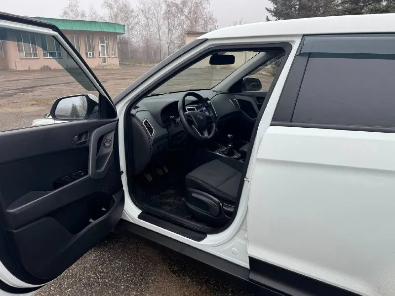 Hyundai creta 2017 год двигатель 1.6 бензин коробка механика 6-ти ступка пробег 135 тыс. км автомобиль в отличном состоянии, абсолютно не какого вложения не требует ! без дтп весь в заводском окрасе ! готов на любые проверки с вашей стороны в автомобиле есть все для комфорта кондиционер, датчик света, и дождя, подогревы зеркал, подогрев сидений, полный электропакет, многофункциональная магнитола, громкая связь и многое другое с документами все в порядке, любой вид оформления г. донецк цена 1.335.₽ звоните остальное по тел. +79494006791 бывает проблема со связью телеграмм на этом же номере - фотография - 8