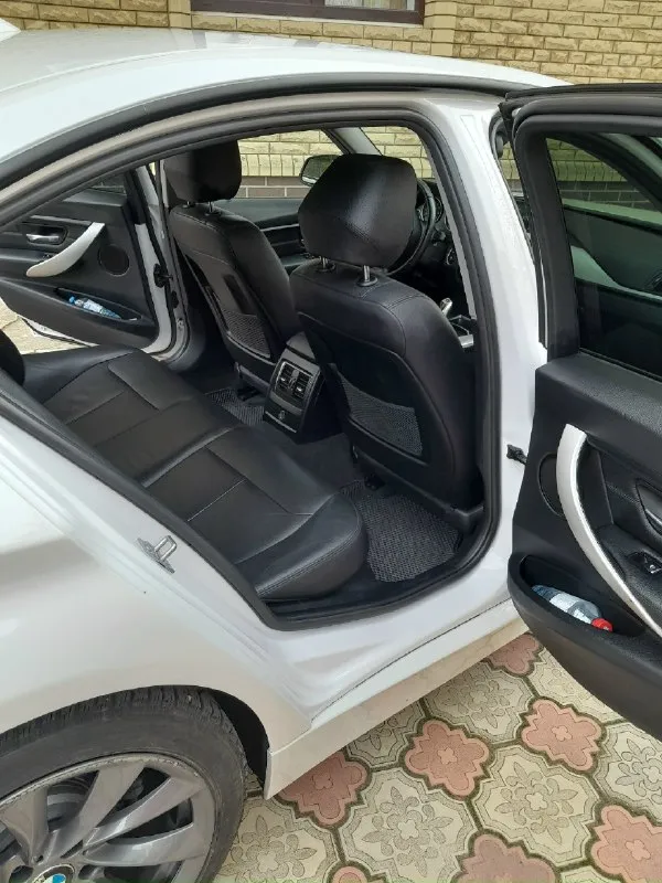 Продам автомобиль bmw 320i, двигатель 2л, турбированный, 2017г, пробег 95000, х драйв полный привод. на зимней резине, цвет белый жемчуг, капот передний бампер, крылья в бронепленке. салон и внешний вид идеал, замена масла в двигателе акпп в раздаточной коробке в переднем и заднем мостах, заменены тормозные колодки и тормозные диски. шикарная лайба. салон кожа чёрная, подогрев передних и задних сидений, датчик дождя света. двухзонный климат контроль. круиз контроль, передние и задние парктроники. люк. датчики слепых зон. цена 1900000руб +79493171973, +79286219482 без торга 📞 звоните: +7(949)3171973 - фотография - 3