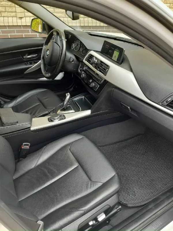 Продам автомобиль bmw 320i, двигатель 2л, турбированный, 2017г, пробег 95000, х драйв полный привод. на зимней резине, цвет белый жемчуг, капот передний бампер, крылья в бронепленке. салон и внешний вид идеал, замена масла в двигателе акпп в раздаточной коробке в переднем и заднем мостах, заменены тормозные колодки и тормозные диски. шикарная лайба. салон кожа чёрная, подогрев передних и задних сидений, датчик дождя света. двухзонный климат контроль. круиз контроль, передние и задние парктроники. люк. датчики слепых зон. цена 1900000руб +79493171973, +79286219482 без торга 📞 звоните: +7(949)3171973 - фотография - 4