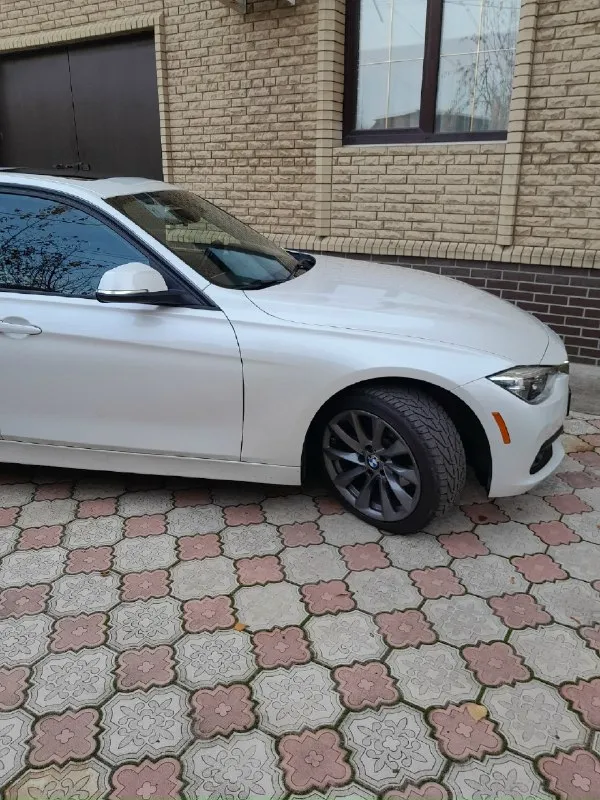 Продам автомобиль bmw 320i, двигатель 2л, турбированный, 2017г, пробег 95000, х драйв полный привод. на зимней резине, цвет белый жемчуг, капот передний бампер, крылья в бронепленке. салон и внешний вид идеал, замена масла в двигателе акпп в раздаточной коробке в переднем и заднем мостах, заменены тормозные колодки и тормозные диски. шикарная лайба. салон кожа чёрная, подогрев передних и задних сидений, датчик дождя света. двухзонный климат контроль. круиз контроль, передние и задние парктроники. люк. датчики слепых зон. цена 1900000руб +79493171973, +79286219482 без торга 📞 звоните: +7(949)3171973 - фотография - 5