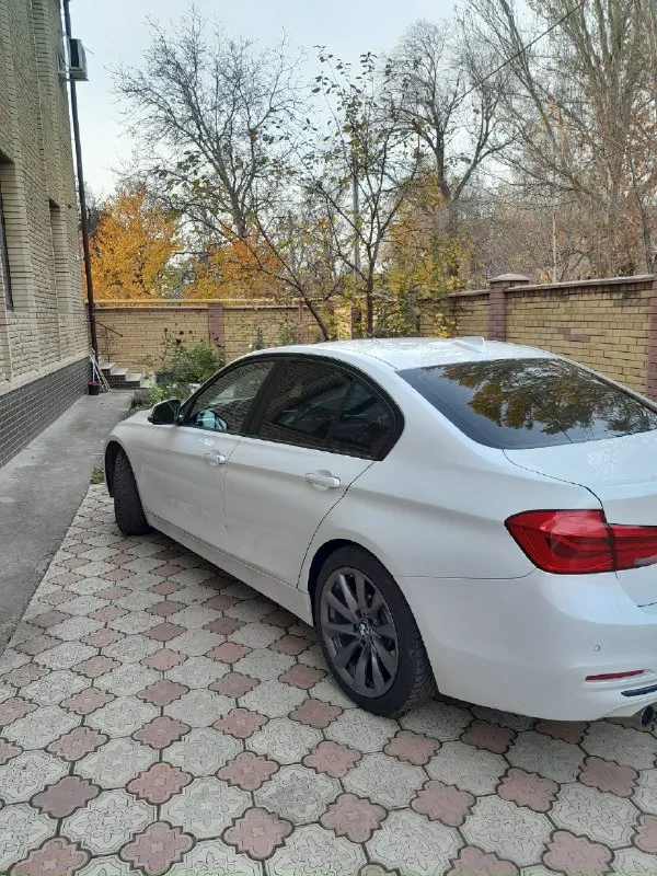 Продам автомобиль bmw 320i, двигатель 2л, турбированный, 2017г, пробег 95000, х драйв полный привод. на зимней резине, цвет белый жемчуг, капот передний бампер, крылья в бронепленке. салон и внешний вид идеал, замена масла в двигателе акпп в раздаточной коробке в переднем и заднем мостах, заменены тормозные колодки и тормозные диски. шикарная лайба. салон кожа чёрная, подогрев передних и задних сидений, датчик дождя света. двухзонный климат контроль. круиз контроль, передние и задние парктроники. люк. датчики слепых зон. цена 1900000руб +79493171973, +79286219482 без торга 📞 звоните: +7(949)3171973 - фотография - 6