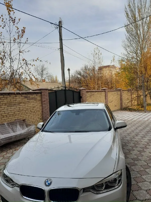 Продам автомобиль bmw 320i, двигатель 2л, турбированный, 2017г, пробег 95000, х драйв полный привод. на зимней резине, цвет белый жемчуг, капот передний бампер, крылья в бронепленке. салон и внешний вид идеал, замена масла в двигателе акпп в раздаточной коробке в переднем и заднем мостах, заменены тормозные колодки и тормозные диски. шикарная лайба. салон кожа чёрная, подогрев передних и задних сидений, датчик дождя света. двухзонный климат контроль. круиз контроль, передние и задние парктроники. люк. датчики слепых зон. цена 1900000руб +79493171973, +79286219482 без торга 📞 звоните: +7(949)3171973 - фотография - 7