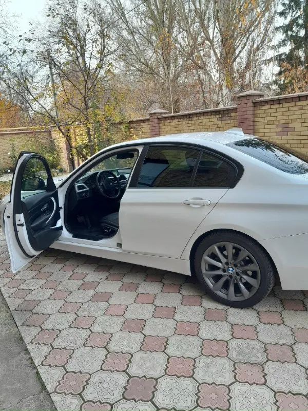 Продам автомобиль bmw 320i, двигатель 2л, турбированный, 2017г, пробег 95000, х драйв полный привод. на зимней резине, цвет белый жемчуг, капот передний бампер, крылья в бронепленке. салон и внешний вид идеал, замена масла в двигателе акпп в раздаточной коробке в переднем и заднем мостах, заменены тормозные колодки и тормозные диски. шикарная лайба. салон кожа чёрная, подогрев передних и задних сидений, датчик дождя света. двухзонный климат контроль. круиз контроль, передние и задние парктроники. люк. датчики слепых зон. цена 1900000руб +79493171973, +79286219482 без торга 📞 звоните: +7(949)3171973 - фотография - 8