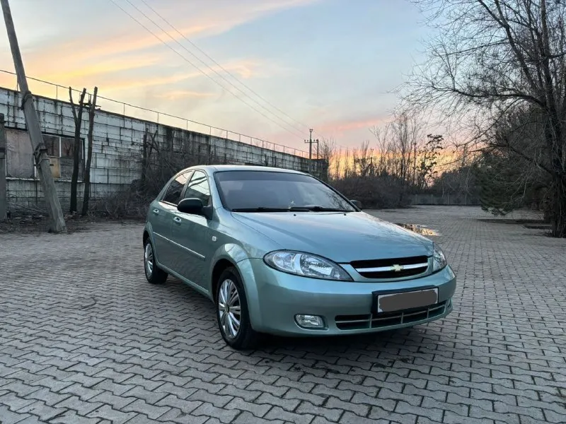 Здравствуйте продам chevrolet lacetti 2008 года чисто корейской сборки. пробег 189.000 тысяч. автомобиль не имеет ни рыжиков ни коррозии автомобиль прекрасном состоянии для своих лет. автомобиль обслужено практически всё было заменено ремень ролики помпа антифриз, масла фильтра новое шаровые наконечники сайлентблоки пыльники, вся новая тормозная система в круг колодки барабаны трос ручника. стоит новая резина r15 покупал буквально полгода назад, ещё комплект зимний резины на дисках тоже покупал прошлой зимой. в общем два комплекта резины на дисках. кондиционер обслужил летом новые трубки были заменены все прокладки поменяли работает просто отлично. комплектации стеклоподъемники гидроусилитель руля кондиционер сигнализация центральной замок камера заднего вида, магнитола с экраном с блютузом aux. по документом полный порядок продажа только через мрэо цена 520.000 тысяч российских рублей осмотр город донецк телефон +79494913212 - фотография - 2