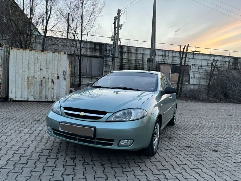 Здравствуйте продам chevrolet lacetti 2008 года чисто корейской сборки. пробег 189.000 тысяч. автомобиль не имеет ни рыжиков ни коррозии автомобиль прекрасном состоянии для своих лет. автомобиль обслужено практически всё было заменено ремень ролики помпа антифриз, масла фильтра новое шаровые наконечники сайлентблоки пыльники, вся новая тормозная система в круг колодки барабаны трос ручника. стоит новая резина r15 покупал буквально полгода назад, ещё комплект зимний резины на дисках тоже покупал прошлой зимой. в общем два комплекта резины на дисках. кондиционер обслужил летом новые трубки были заменены все прокладки поменяли работает просто отлично. комплектации стеклоподъемники гидроусилитель руля кондиционер сигнализация центральной замок камера заднего вида, магнитола с экраном с блютузом aux. по документом полный порядок продажа только через мрэо цена 520.000 тысяч российских рублей осмотр город донецк телефон +79494913212 - фотография - 3