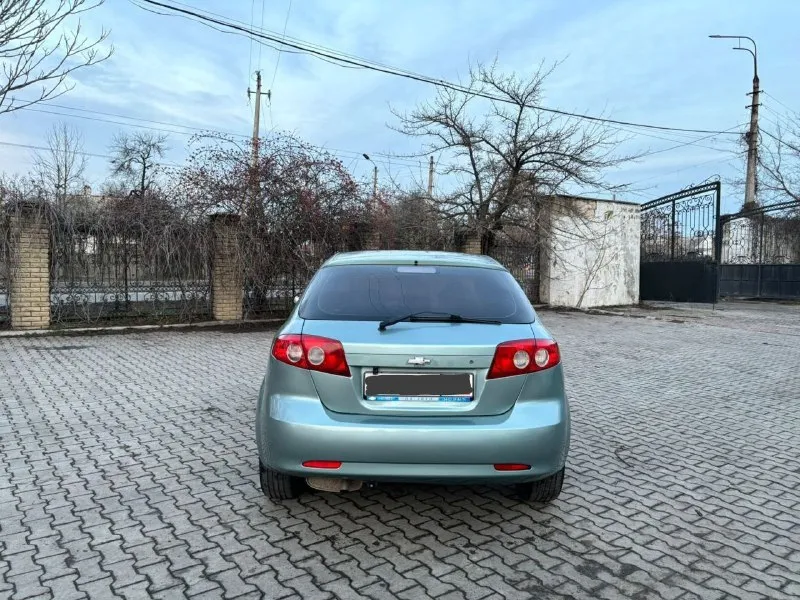 Здравствуйте продам chevrolet lacetti 2008 года чисто корейской сборки. пробег 189.000 тысяч. автомобиль не имеет ни рыжиков ни коррозии автомобиль прекрасном состоянии для своих лет. автомобиль обслужено практически всё было заменено ремень ролики помпа антифриз, масла фильтра новое шаровые наконечники сайлентблоки пыльники, вся новая тормозная система в круг колодки барабаны трос ручника. стоит новая резина r15 покупал буквально полгода назад, ещё комплект зимний резины на дисках тоже покупал прошлой зимой. в общем два комплекта резины на дисках. кондиционер обслужил летом новые трубки были заменены все прокладки поменяли работает просто отлично. комплектации стеклоподъемники гидроусилитель руля кондиционер сигнализация центральной замок камера заднего вида, магнитола с экраном с блютузом aux. по документом полный порядок продажа только через мрэо цена 520.000 тысяч российских рублей осмотр город донецк телефон +79494913212 - фотография - 4