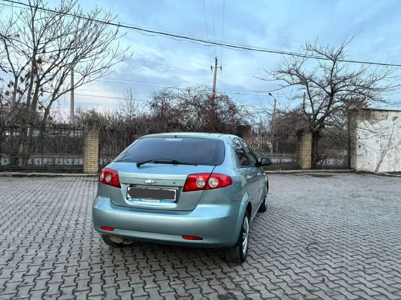 Здравствуйте продам chevrolet lacetti 2008 года чисто корейской сборки. пробег 189.000 тысяч. автомобиль не имеет ни рыжиков ни коррозии автомобиль прекрасном состоянии для своих лет. автомобиль обслужено практически всё было заменено ремень ролики помпа антифриз, масла фильтра новое шаровые наконечники сайлентблоки пыльники, вся новая тормозная система в круг колодки барабаны трос ручника. стоит новая резина r15 покупал буквально полгода назад, ещё комплект зимний резины на дисках тоже покупал прошлой зимой. в общем два комплекта резины на дисках. кондиционер обслужил летом новые трубки были заменены все прокладки поменяли работает просто отлично. комплектации стеклоподъемники гидроусилитель руля кондиционер сигнализация центральной замок камера заднего вида, магнитола с экраном с блютузом aux. по документом полный порядок продажа только через мрэо цена 520.000 тысяч российских рублей осмотр город донецк телефон +79494913212 - фотография - 6