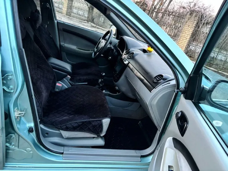 Здравствуйте продам chevrolet lacetti 2008 года чисто корейской сборки. пробег 189.000 тысяч. автомобиль не имеет ни рыжиков ни коррозии автомобиль прекрасном состоянии для своих лет. автомобиль обслужено практически всё было заменено ремень ролики помпа антифриз, масла фильтра новое шаровые наконечники сайлентблоки пыльники, вся новая тормозная система в круг колодки барабаны трос ручника. стоит новая резина r15 покупал буквально полгода назад, ещё комплект зимний резины на дисках тоже покупал прошлой зимой. в общем два комплекта резины на дисках. кондиционер обслужил летом новые трубки были заменены все прокладки поменяли работает просто отлично. комплектации стеклоподъемники гидроусилитель руля кондиционер сигнализация центральной замок камера заднего вида, магнитола с экраном с блютузом aux. по документом полный порядок продажа только через мрэо цена 520.000 тысяч российских рублей осмотр город донецк телефон +79494913212 - фотография - 7