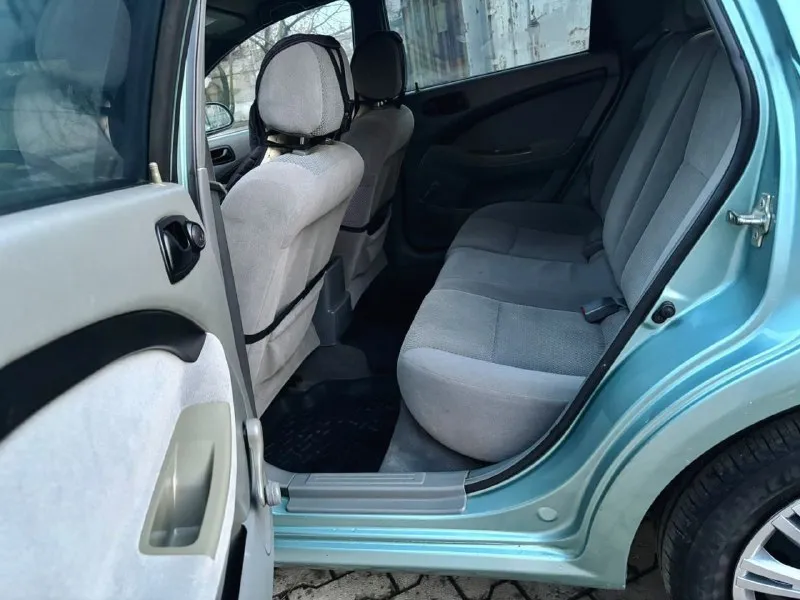 Здравствуйте продам chevrolet lacetti 2008 года чисто корейской сборки. пробег 189.000 тысяч. автомобиль не имеет ни рыжиков ни коррозии автомобиль прекрасном состоянии для своих лет. автомобиль обслужено практически всё было заменено ремень ролики помпа антифриз, масла фильтра новое шаровые наконечники сайлентблоки пыльники, вся новая тормозная система в круг колодки барабаны трос ручника. стоит новая резина r15 покупал буквально полгода назад, ещё комплект зимний резины на дисках тоже покупал прошлой зимой. в общем два комплекта резины на дисках. кондиционер обслужил летом новые трубки были заменены все прокладки поменяли работает просто отлично. комплектации стеклоподъемники гидроусилитель руля кондиционер сигнализация центральной замок камера заднего вида, магнитола с экраном с блютузом aux. по документом полный порядок продажа только через мрэо цена 520.000 тысяч российских рублей осмотр город донецк телефон +79494913212 - фотография - 8