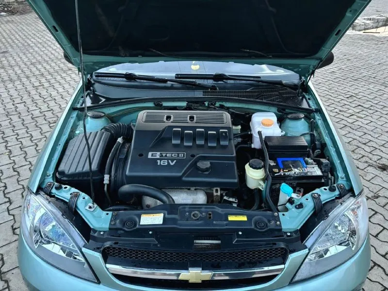 Здравствуйте продам chevrolet lacetti 2008 года чисто корейской сборки. пробег 189.000 тысяч. автомобиль не имеет ни рыжиков ни коррозии автомобиль прекрасном состоянии для своих лет. автомобиль обслужено практически всё было заменено ремень ролики помпа антифриз, масла фильтра новое шаровые наконечники сайлентблоки пыльники, вся новая тормозная система в круг колодки барабаны трос ручника. стоит новая резина r15 покупал буквально полгода назад, ещё комплект зимний резины на дисках тоже покупал прошлой зимой. в общем два комплекта резины на дисках. кондиционер обслужил летом новые трубки были заменены все прокладки поменяли работает просто отлично. комплектации стеклоподъемники гидроусилитель руля кондиционер сигнализация центральной замок камера заднего вида, магнитола с экраном с блютузом aux. по документом полный порядок продажа только через мрэо цена 520.000 тысяч российских рублей осмотр город донецк телефон +79494913212 - фотография - 9