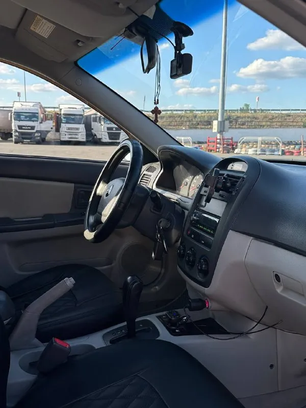 Продаю kia cerato 1 поколения, хетчбэк.
✅ Год: 2005
✅ Пробег: 216.000 оригинальный
✅ Двигатель: 1,6
✅ Лошадей: 105
✅ Привод: передний
✅ Владелец: 4
✅Коробка : автомат
✅Полностью зеленая автотека 🍀🍀🍀🍀
Цена: 630.000
Проверки автомобиля на сто приветствуются, торг уместен возле капота.
В родном окрасе. !!без дтп!!!
Замена масла каждые 6000 километров. Масло не ест, не дымит, не пинается.
Комплектация:
Сигнализация star-line с автозапуском.
Кондиционер (полностью обслужен и заправлен)
Подогрев передних сидений
Подогрев заднего стекла
Передние стеклоподъёмники
Электропривод зеркал
Штатная аудиосистема (к магнитоле подсоединены силовые провода от сабвуфера, можно установить при желании)
Есть небольшие нюансы по кузову.
🎁В подарок комплект чехлов на все сидения, летняя резина новая pirelli.
Донецк
+79494286403 Виталий.
📞 Звоните: +7(949)4286403 - фотография - 6