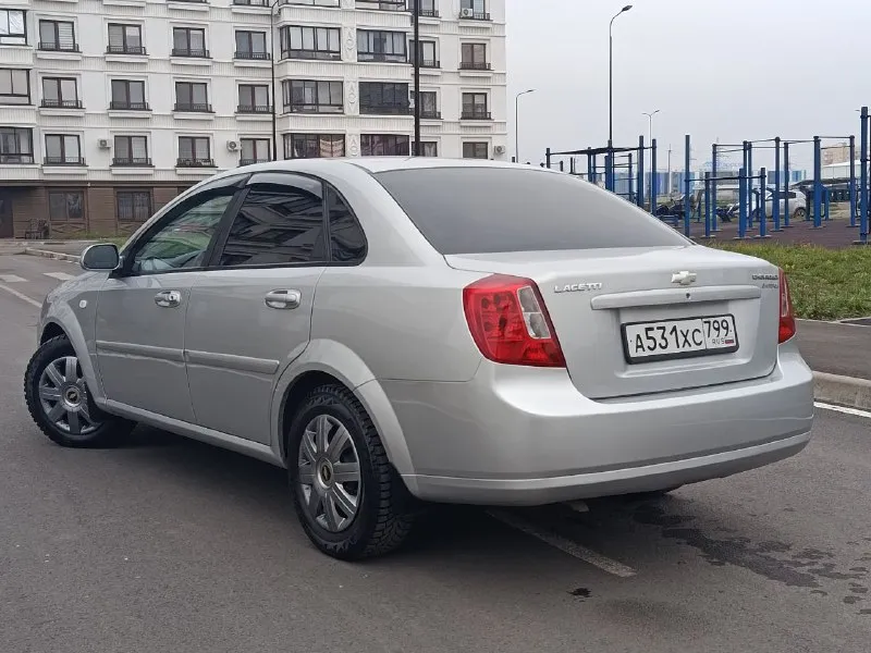 Chevrolet lacetti 2008 1.6 mt - пробег 166000 - 2 собственника - цена: 655000 - тел: +79494676510 - мариуполь автомобиль в идеальном состоянии. безаварийная эксплуатация, родной не скрученный пробег. по кузову без дефектов, следы гнили и коррозии отсутствуют, техническая часть полностью обслужена - без вложений. кондиционер, стеклоподъëмники с доводчиками(закрываются при закрытии авто), сенсорная мультимедиа на андроиде громкая связь, мультируль, подлокотник, сигнализация с обратной связью, вставки чёрного дерева, отличная зимняя резина. в двух словах лачик очень живой ухоженный. - фотография - 2