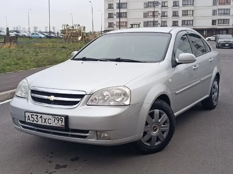 Chevrolet lacetti 2008 1.6 mt - пробег 166000 - 2 собственника - цена: 655000 - тел: +79494676510 - мариуполь автомобиль в идеальном состоянии. безаварийная эксплуатация, родной не скрученный пробег. по кузову без дефектов, следы гнили и коррозии отсутствуют, техническая часть полностью обслужена - без вложений. кондиционер, стеклоподъëмники с доводчиками(закрываются при закрытии авто), сенсорная мультимедиа на андроиде громкая связь, мультируль, подлокотник, сигнализация с обратной связью, вставки чёрного дерева, отличная зимняя резина. в двух словах лачик очень живой ухоженный. - фотография - 3