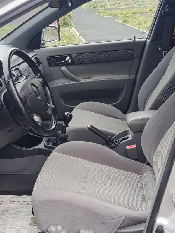 Chevrolet lacetti 2008 1.6 mt - пробег 166000 - 2 собственника - цена: 655000 - тел: +79494676510 - мариуполь автомобиль в идеальном состоянии. безаварийная эксплуатация, родной не скрученный пробег. по кузову без дефектов, следы гнили и коррозии отсутствуют, техническая часть полностью обслужена - без вложений. кондиционер, стеклоподъëмники с доводчиками(закрываются при закрытии авто), сенсорная мультимедиа на андроиде громкая связь, мультируль, подлокотник, сигнализация с обратной связью, вставки чёрного дерева, отличная зимняя резина. в двух словах лачик очень живой ухоженный. - фотография - 5