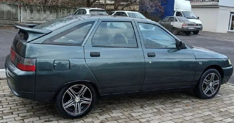 Продам ваз 2112 2007г. в. авто в хорошем ухоженном состоянии! вложения не требует! мотор коробка в полнейшем порядке! днище пороги стаканы низа дверей карманы ниша под запаску все целенькое! кузов в отличном состоянии, не кривой и не косой! без гнилья и ржавчины! все кузовные детали родные, все герметики и швы завод! остекление родное включая лобовое стекло! двигатель 1.6 16 клапанный, 124 модель клапана не гнет! работает ровно, не троит не дымит, масло не берет! коробка передач переключается как положено! без хрустов и вылетов! ходовая в норме, все неровности отрабатывает мягко! комплектация с гидроусилитель руля, подогрев сидений (рабочие), эл. стеклоподъемника, простая аудио система. салончик чистенький и опрятный, без порезов! оформление без проблем! автомобиль документально чист! ценник 280.000т/р торг никто не отменял. тел: +79490064017 - фотография - 3