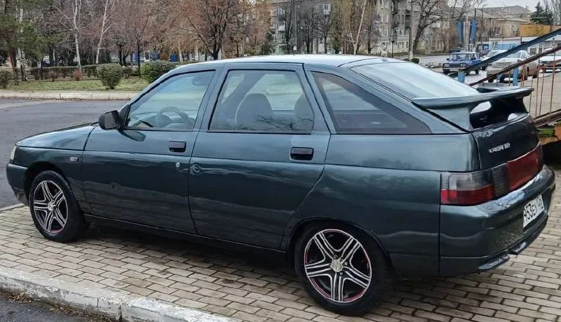 Продам ваз 2112 2007г. в. авто в хорошем ухоженном состоянии! вложения не требует! мотор коробка в полнейшем порядке! днище пороги стаканы низа дверей карманы ниша под запаску все целенькое! кузов в отличном состоянии, не кривой и не косой! без гнилья и ржавчины! все кузовные детали родные, все герметики и швы завод! остекление родное включая лобовое стекло! двигатель 1.6 16 клапанный, 124 модель клапана не гнет! работает ровно, не троит не дымит, масло не берет! коробка передач переключается как положено! без хрустов и вылетов! ходовая в норме, все неровности отрабатывает мягко! комплектация с гидроусилитель руля, подогрев сидений (рабочие), эл. стеклоподъемника, простая аудио система. салончик чистенький и опрятный, без порезов! оформление без проблем! автомобиль документально чист! ценник 280.000т/р торг никто не отменял. тел: +79490064017 - фотография - 4