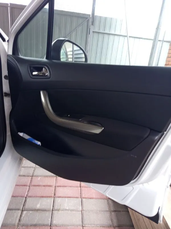 Продам peugeot 308, в хорошем состоянии. 2013 год, мотор 1.6 механическая коробка. по кузову без гнили рыжиков. есть нюанс один по порогу на фото будет видно. остальное по кузову в идеале. с коробкой тоже в отлично состоянии. машинка ухоженная. все вопросы по телефону +79497531147 цена 660 000₽ 📲 tg: @antoch_artur 📞 звоните: +7(949)7531147 - фотография - 2