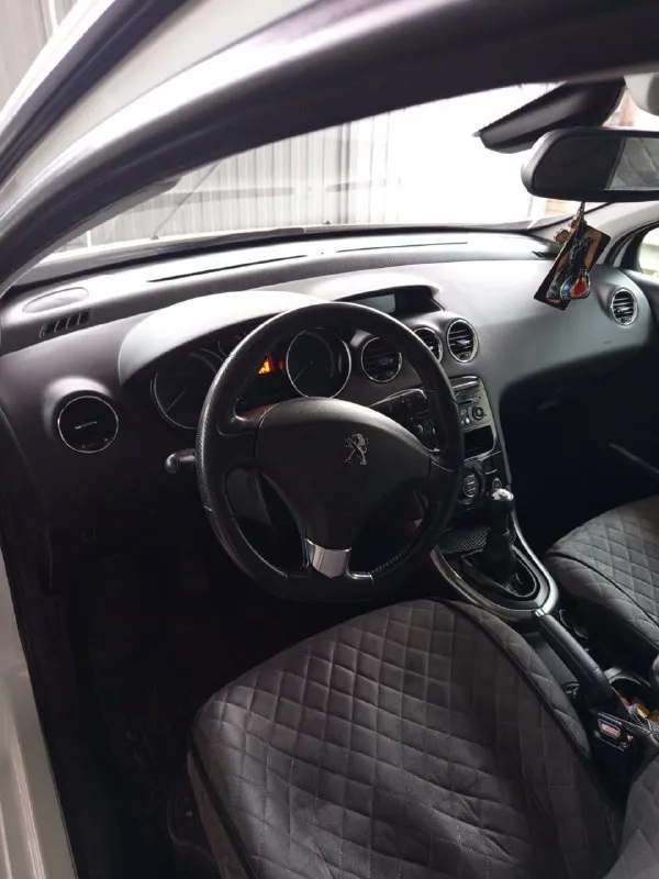Продам peugeot 308, в хорошем состоянии. 2013 год, мотор 1.6 механическая коробка. по кузову без гнили рыжиков. есть нюанс один по порогу на фото будет видно. остальное по кузову в идеале. с коробкой тоже в отлично состоянии. машинка ухоженная. все вопросы по телефону +79497531147 цена 660 000₽ 📲 tg: @antoch_artur 📞 звоните: +7(949)7531147 - фотография - 4