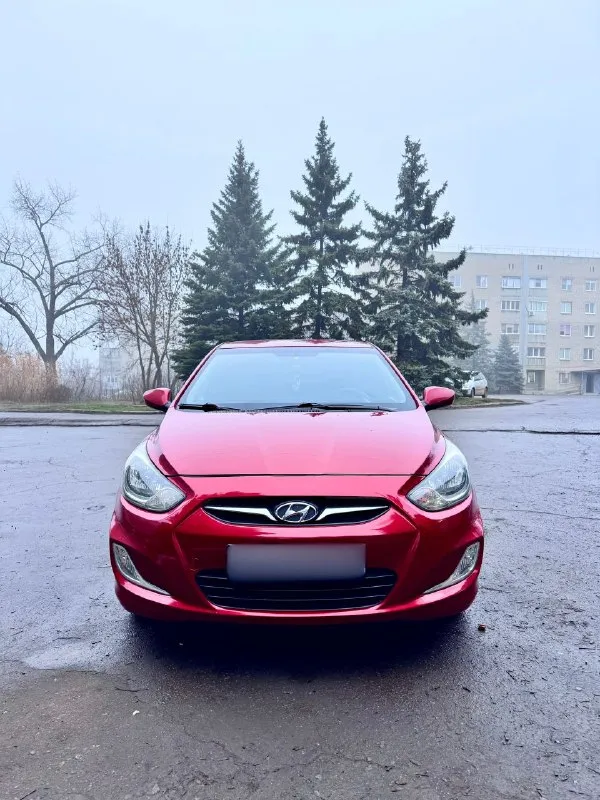 Hyundai solaris 2011 г. , 1.6 — максимальная комплектация, родной пробег 180 000 км, без дтп, без вложений! продаю любимый и полностью обслуженный hyundai solaris в самой полной комплектации. автомобиль 2011 года с надежным и экономичным мотором 1.6 — отличный вариант как для города, так и для дальних поездок. ✔ родной пробег — 180 000 км ✔ полностью “зелёная” автотека — прозрачная история от а до я ✔ без дтп, ✔ технически идеален — вложений не требует ✔ не использовался в такси ✔ максимальная комплектация (климат-контроль, подогревы, безопасность, мультимедиа — всё, что нужно для комфортной езды) автомобиль находится в отличном состоянии: ходовая плотная, мотор работает ровно, коробка переключает плавно. салон ухоженный, без затёртостей и посторонних запахов. машина действительно обслуживалась вовремя и с вниманием. цена: 920 000 ₽ +79491267283 - фотография - 2