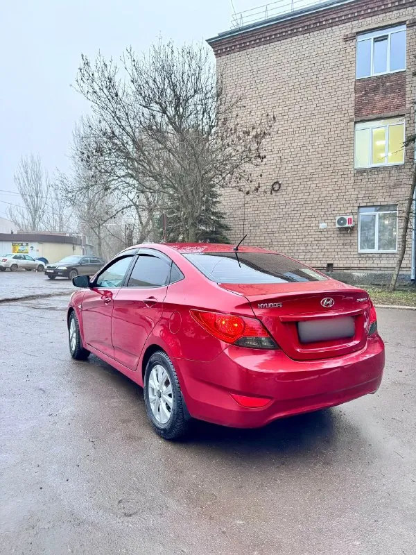 Hyundai solaris 2011 г. , 1.6 — максимальная комплектация, родной пробег 180 000 км, без дтп, без вложений! продаю любимый и полностью обслуженный hyundai solaris в самой полной комплектации. автомобиль 2011 года с надежным и экономичным мотором 1.6 — отличный вариант как для города, так и для дальних поездок. ✔ родной пробег — 180 000 км ✔ полностью “зелёная” автотека — прозрачная история от а до я ✔ без дтп, ✔ технически идеален — вложений не требует ✔ не использовался в такси ✔ максимальная комплектация (климат-контроль, подогревы, безопасность, мультимедиа — всё, что нужно для комфортной езды) автомобиль находится в отличном состоянии: ходовая плотная, мотор работает ровно, коробка переключает плавно. салон ухоженный, без затёртостей и посторонних запахов. машина действительно обслуживалась вовремя и с вниманием. цена: 920 000 ₽ +79491267283 - фотография - 5