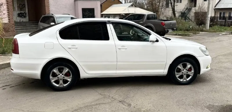 🔥🔥🔥🧨🧨🧨🔥🔥🔥 *цена.630.000рублей* такая цена только сегодня. skoda octavia a5 рейсталинг 2012г. 1.6 mpi механика. родной пробег 250тыс. км. 2хозяина. авто в очень хорошем состоянии вложений не требует не каких. кузов без гнили и ржавчины выглядит красиво как на фото так и в живую. работают отлично не дымит не троит тянет хорошо. самый лучший и надежный мотор в линейке. ходовая без посторонних звуков все в полном порядке. коробка отлично работает. масла фильтра только поменял ещо даже 100км не проехали. салон чистый. богатая комплектация. кондиционер, гур, датчики света и дождя, подогрев сидений и зеркал,4эл. стеклоподьмника, эл. зеркала, подушки безопасности, парк-троик. установлена магнитола на android системе. литые диски. лед фары в ближнем и туманках, тонеровка. в серьезных дтп не была. документы в полном порядке.2собственика, птс оригинал, любое переоформление хоть по дкп хоть через мрео. осмотр донецк +79498582203 он же и телеграмм 📲 tg: vvv 📞 звоните: +7(949)8582203 - фотография - 7