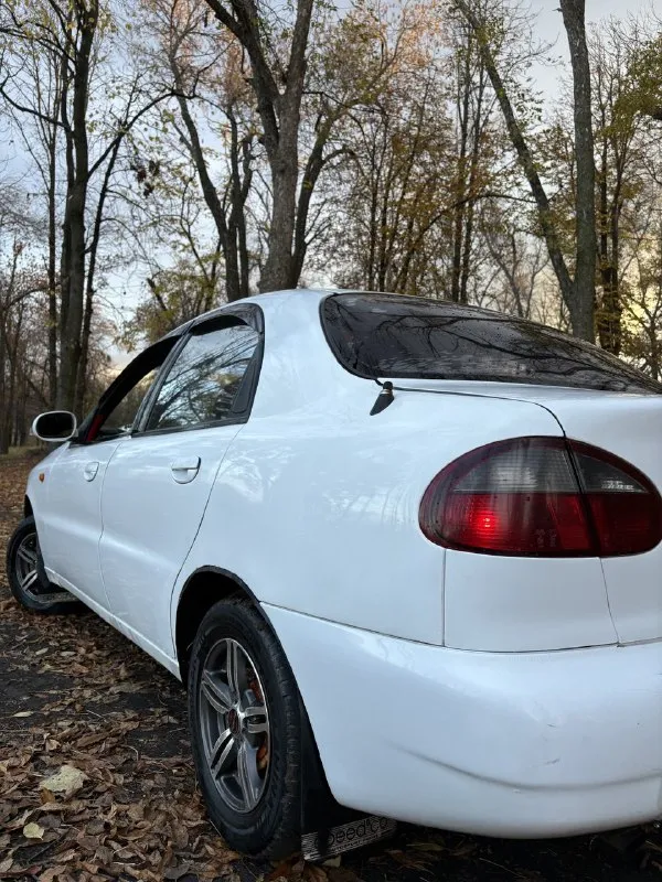 Продам zaz-daewoo 🔥 год выпуска:2002🔥 пробег, км:200.000 🔥 модификация:1.3мт 🔥 тип двигателя:газ/бензин🔥 коробка передач :механика 🔥 привод:передний🔥 тип кузова : легковой седан🔥 koмплeктaция: comfort🔥 цвет: белый🔥 в продаже zaz-daewoo на полном хожу, на автомобиле установлено газовое оборудование, так же авто работает и на бензине. поменян мотор, старый блок лежит в багажнике. установлена сигнализация с центральным замком. стоят красивые диски на хорошей резине. автомобиль на 180 учете, полное переоформление (стс, птс, дкп). установлена магнитола с хорошей музыкой. мотор-заводится с пол оборота, работает хорошо, не троит, не глохнет. кпп-все передачи включаются без хрустов, ничего не выбивает. салон в замечательном состоянии, был переделан под красный цвет, выглядит шикарно. ходовая в замечательном состоянии, едет мягко. так же имеется видео, по просьбе отправлю для более лучшего осмотра авто. цена:175.000 тысяч возможен пригон по договоренности. возможен обмен. номер для связи:+79495752024 - фотография - 8