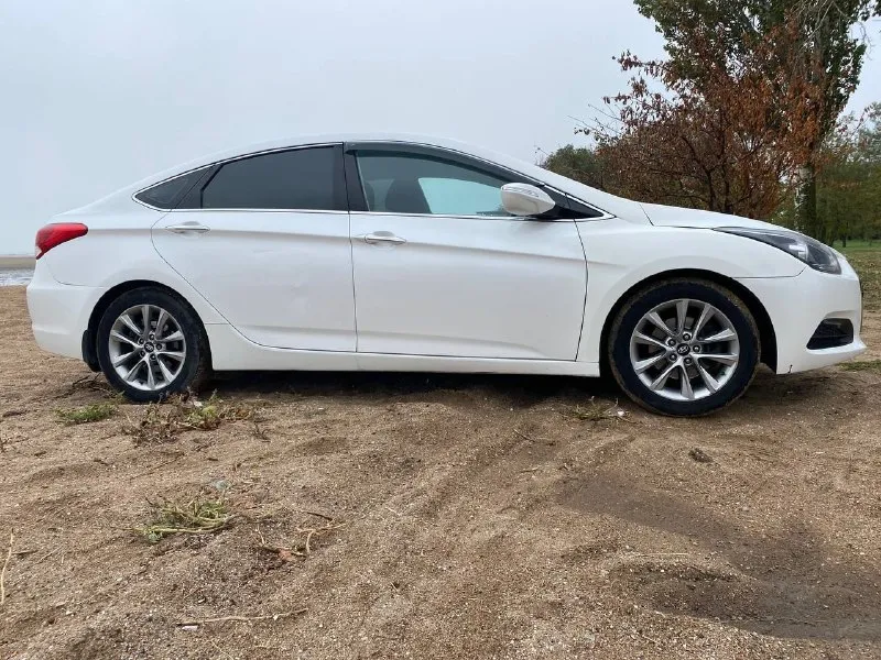 Hyundai i 40 2016 год автомат 2.0 все работает исправно юридически чиста задиров нет масло 5w 30 не расходует по ходовой по мелочи салон и лкп в нормальном состоянии обута в зимние сапоги цена 890т торг присутствует +79498444328 - фотография - 7