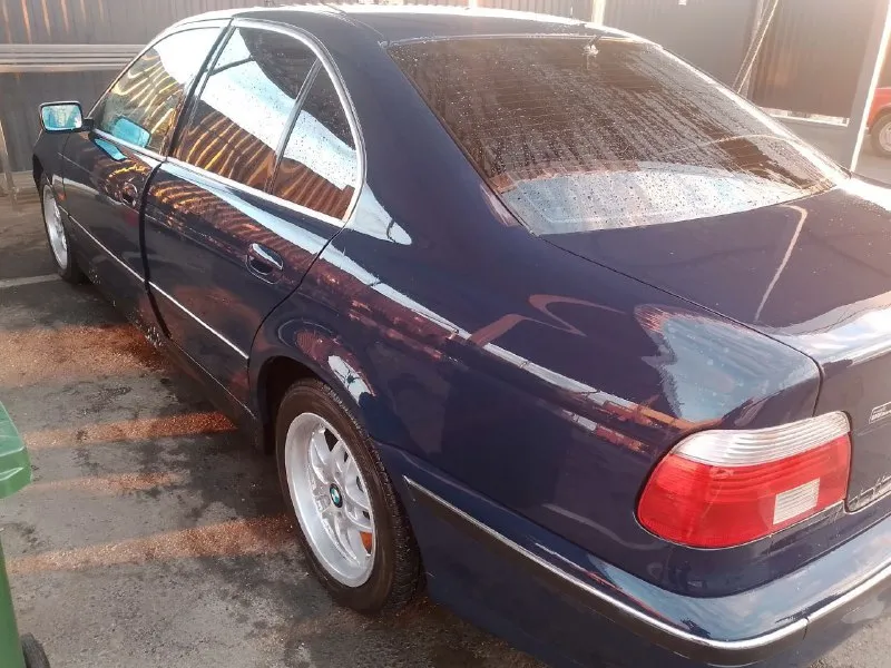 Продам bmw е39 96г 420₽ хороший торг салон кожа целый не порван двигатель 2л м52 коробка механика хорошая летняя резина обслужена новые диски тормозные, колодки, фильтра масло есть мелкие косяки не гнилая ! выглядит хорошо окуратно находиться пгт старобешево +79494059383 📲 tg: @lov4ecy 📞 звоните: +7(949)4059383 - фотография - 3