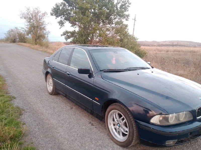 Продам bmw е39 96г 420₽ хороший торг салон кожа целый не порван двигатель 2л м52 коробка механика хорошая летняя резина обслужена новые диски тормозные, колодки, фильтра масло есть мелкие косяки не гнилая ! выглядит хорошо окуратно находиться пгт старобешево +79494059383 📲 tg: @lov4ecy 📞 звоните: +7(949)4059383 - фотография - 4