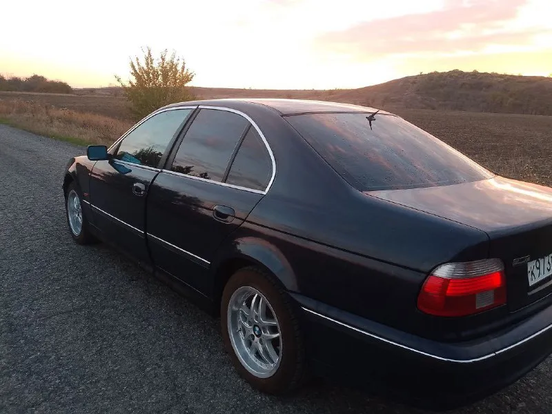 Продам bmw е39 96г 420₽ хороший торг салон кожа целый не порван двигатель 2л м52 коробка механика хорошая летняя резина обслужена новые диски тормозные, колодки, фильтра масло есть мелкие косяки не гнилая ! выглядит хорошо окуратно находиться пгт старобешево +79494059383 📲 tg: @lov4ecy 📞 звоните: +7(949)4059383 - фотография - 6