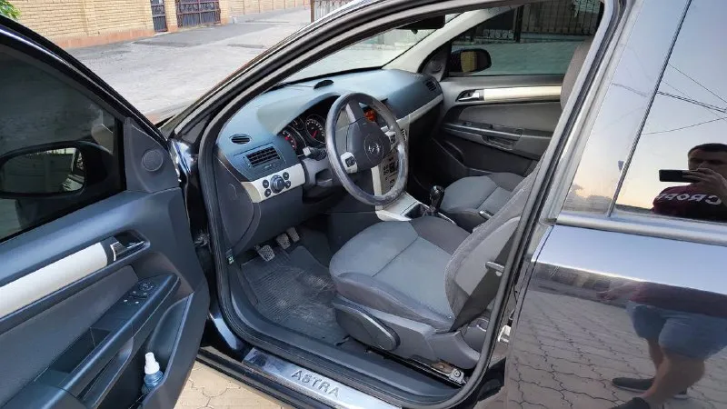 Продается opel astra h 1,6 мт год – 2007. пробег – 215 тыс. топливо – бензин / пропан (гбо) продается личный семейный автомобиль, в одних руках с 2013 года, покупался практически новым с пробегом 30 тыс. , есть записи со всеми заменами запчастей, когда и на каком пробеге меняли. на машине не экономили, все запчасти оригинал или аналоги. установлено гбо-4 (вписан в птс рф), расход 8-9 л/100 км. машина полностью обслужена, регулярно проводилось то, в 2025 году менялись все ремни и ролики (франция snr), свечи, делалось то гбо, установлен новый аккумулятор. ходовка не гремит и не шумит, в идеальном состоянии, пробег оригинальный. шины зимние pirelli ice zero fr, отъездили два сезона, также отдам новые летние ikon autograph, покупались в апреле этого года и полноразмерную запаску с диском. продажа в связи с покупкой нового авто, машиной будете довольны. цена: 570 тыс. руб. телефон: +79493067142. место осмотра: донецк, 📲 tg: дмитрий бодунов 📞 звоните: +7(949)3067142 - фотография - 3