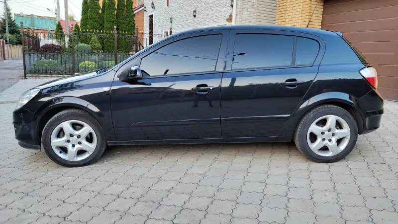 Продается opel astra h 1,6 мт год – 2007. пробег – 215 тыс. топливо – бензин / пропан (гбо) продается личный семейный автомобиль, в одних руках с 2013 года, покупался практически новым с пробегом 30 тыс. , есть записи со всеми заменами запчастей, когда и на каком пробеге меняли. на машине не экономили, все запчасти оригинал или аналоги. установлено гбо-4 (вписан в птс рф), расход 8-9 л/100 км. машина полностью обслужена, регулярно проводилось то, в 2025 году менялись все ремни и ролики (франция snr), свечи, делалось то гбо, установлен новый аккумулятор. ходовка не гремит и не шумит, в идеальном состоянии, пробег оригинальный. шины зимние pirelli ice zero fr, отъездили два сезона, также отдам новые летние ikon autograph, покупались в апреле этого года и полноразмерную запаску с диском. продажа в связи с покупкой нового авто, машиной будете довольны. цена: 570 тыс. руб. телефон: +79493067142. место осмотра: донецк, 📲 tg: дмитрий бодунов 📞 звоните: +7(949)3067142 - фотография - 8