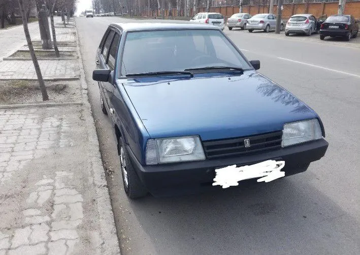 Продам личное семейное авто ваз 21099 инжектор 2007 г. двигатель 1.6.машина живая, было вложено очень много замена всех стоек, замена генератора, стартера, радиатора, новые патрубки охлаждения. в машине установлены доводчики стекл. пробег 180 тыс. сел и поехал. 260 тыс. торг у капота. +79498767357 только звонки 📲 tg: guriy 📞 звоните: +7(949)8767357 - фотография - 2