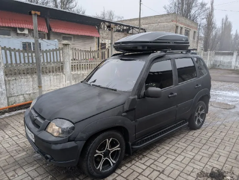 Собственник. нива шевроле 2013г. второй владелец. объем двигателя 1.9 ( легкая шпг, доработая гбц, коленвал 86мм, поршень 83мм за счет этого увеличен объем ), спортивный распредвал, выхлопной паук 4-2-1 ; прошитая, установлен кондиционер, установлена музыка 20-ки + планшет +саб ; передние сидушки от л-200 одета в чехлы ; шумлена, кроме потолка ; пробег реальный, брал с пробегом 14тыс. остальное при встрече. +79313150091 ( телега ) - фотография - 2